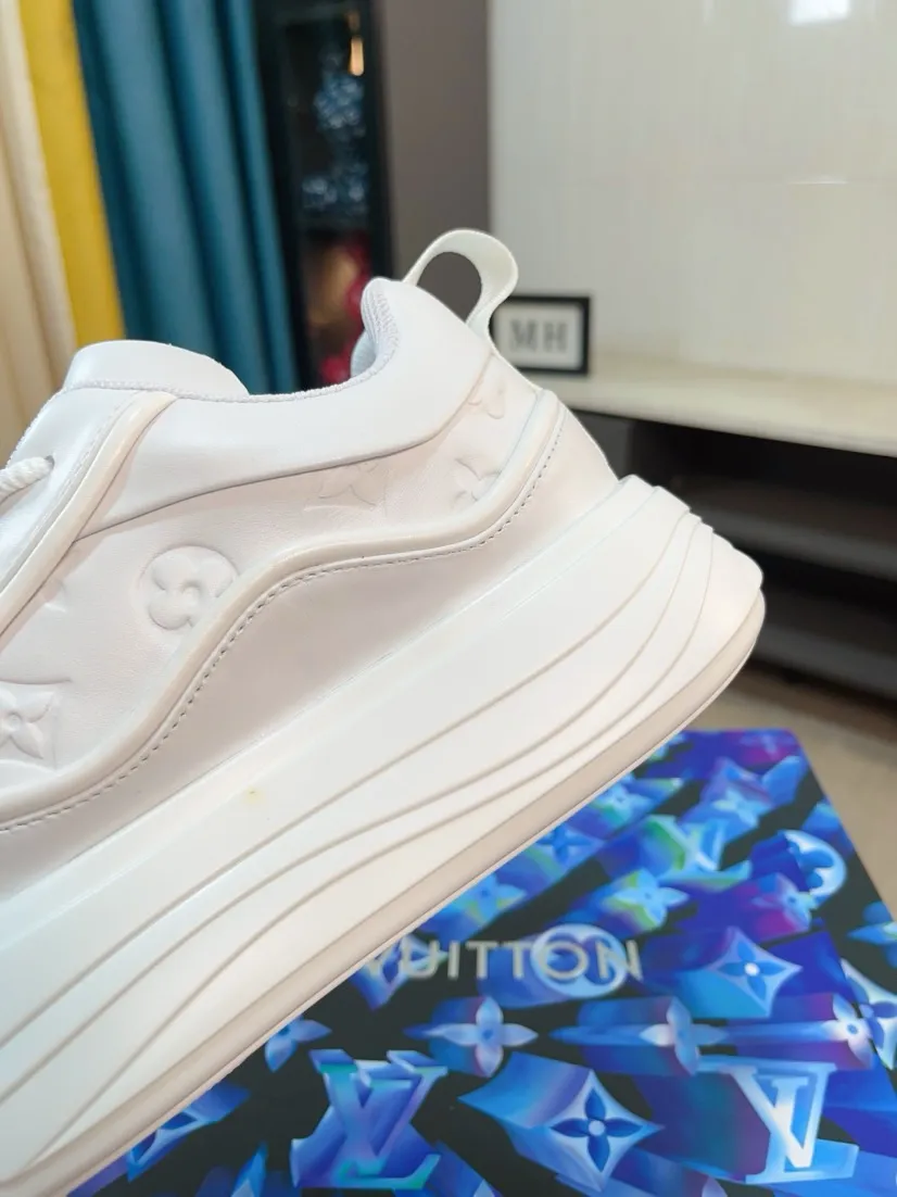 Men's men's shoes 💰560🌸🌸 LV style is novel and fashionable, the upper is made of imported cowhide + LV special materials! Super trendy design! It’s eye-catching! The leather is soft, delicate, shiny and translucent, showing the ultimate in pure handcraftsmanship, and the mesh is soft, comfortable and breathable! Size: 39-44 (38 45 customized)